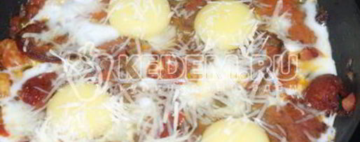 Шаг 4: яичницы глазунья с помидорами и халапеньо