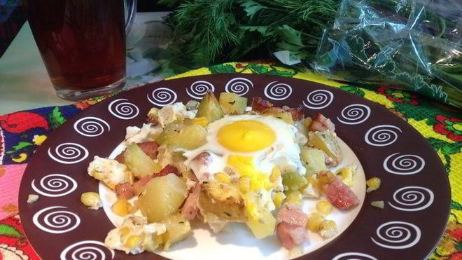 Рецепт Яичницы и запеченный картофель с беконом и ароматными травами