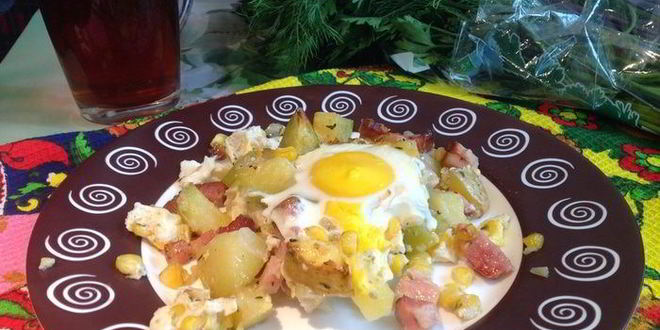 Рецепт яичницы и запеченный картофель с беконом и ароматными травами