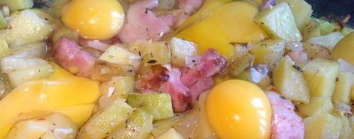 Шаг 5: яичницы и запеченный картофель с беконом и ароматными травами