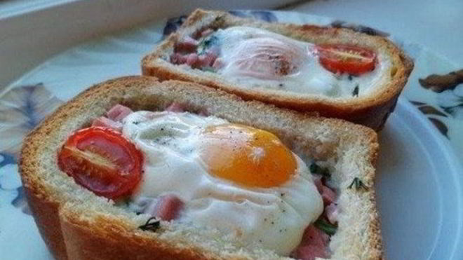 Рецепт Яичницы с беконом и помидорами в хлебе