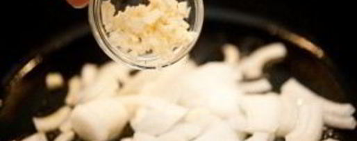 Шаг 1: яичницы с брынзой