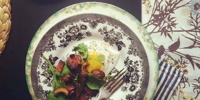 Рецепт яичницы с грибами и беконом