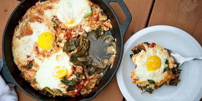 Рецепт яичницы с капустой кале и сыром фета