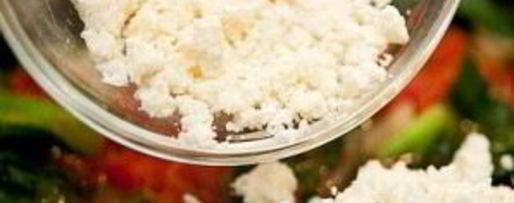 Шаг 3: яичницы с капустой кале и сыром фета