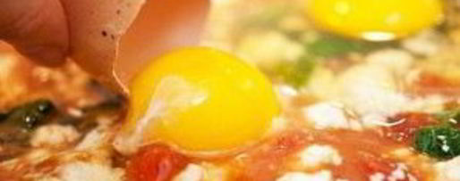 Шаг 4: яичницы с капустой кале и сыром фета