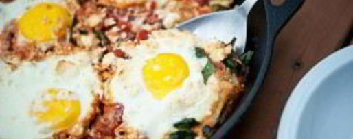 Шаг 5: яичницы с капустой кале и сыром фета