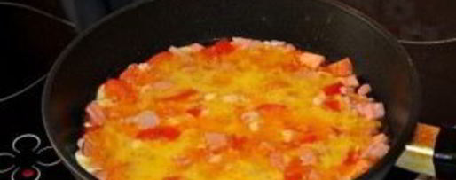 Шаг 1: яичницы с колбасой, помидорами и сыром