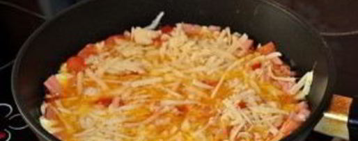 Шаг 2: яичницы с колбасой, помидорами и сыром