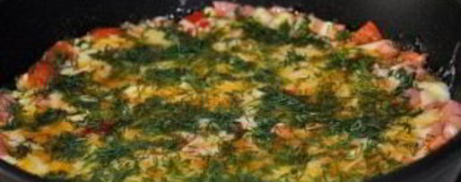 Шаг 3: яичницы с колбасой, помидорами и сыром