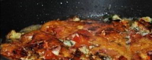 Шаг 4: яичницы с колбасой, помидорами и сыром