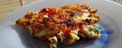 Шаг 5: яичницы с колбасой, помидорами и сыром