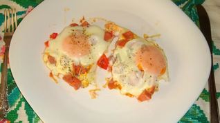 Рецепт Яичницы с помидорами и колбасой