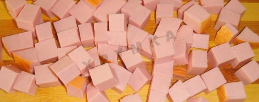 Шаг 1: яичницы с помидорами и колбасой