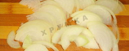 Шаг 2: яичницы с помидорами и колбасой