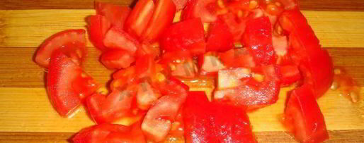 Шаг 3: яичницы с помидорами и колбасой