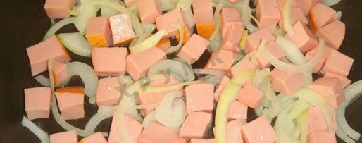 Шаг 4: яичницы с помидорами и колбасой