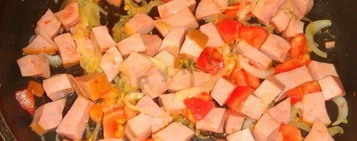 Шаг 5: яичницы с помидорами и колбасой