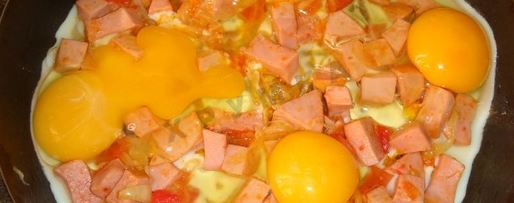 Шаг 6: яичницы с помидорами и колбасой