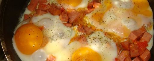 Шаг 7: яичницы с помидорами и колбасой