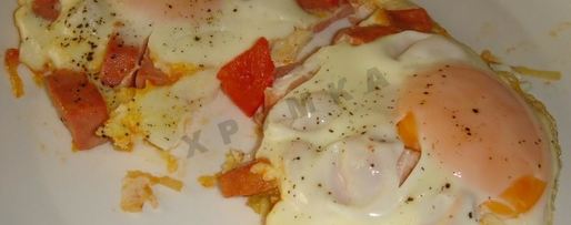 Шаг 8: яичницы с помидорами и колбасой