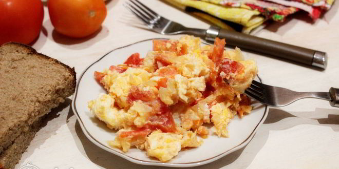 Рецепт яичницы с помидорами и луком