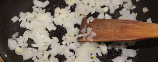 Шаг 2: яичницы с помидорами и луком