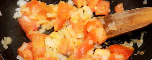 Шаг 3: яичницы с помидорами и луком