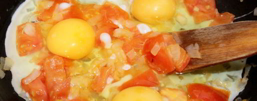 Шаг 4: яичницы с помидорами и луком