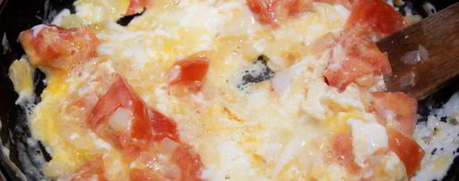 Шаг 5: яичницы с помидорами и луком