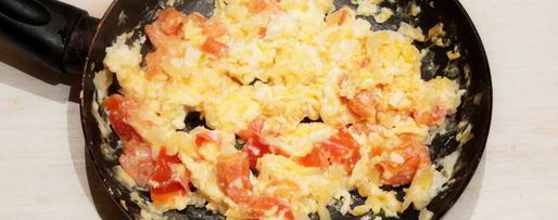 Шаг 6: яичницы с помидорами и луком