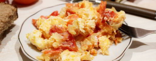 Шаг 7: яичницы с помидорами и луком