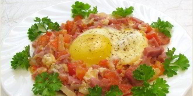 Рецепт яичницы с помидорами и ветчиной