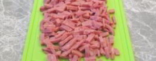 Шаг 2: яичницы с помидорами и ветчиной