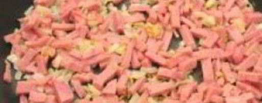 Шаг 5: яичницы с помидорами и ветчиной