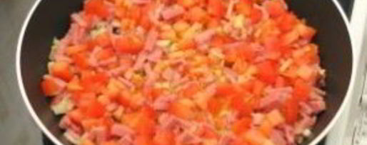 Шаг 6: яичницы с помидорами и ветчиной