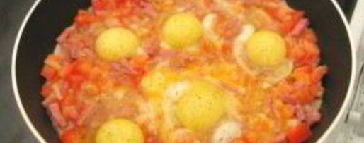 Шаг 7: яичницы с помидорами и ветчиной