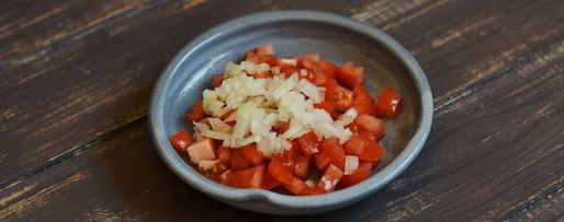 Шаг 1: яичницы с помидорами и зеленым горошком