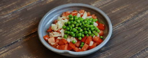 Шаг 2: яичницы с помидорами и зеленым горошком