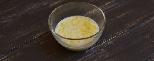 Шаг 3: яичницы с помидорами и зеленым горошком