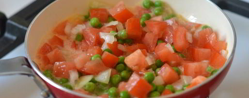 Шаг 4: яичницы с помидорами и зеленым горошком