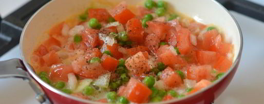 Шаг 5: яичницы с помидорами и зеленым горошком