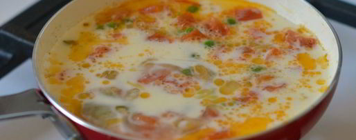 Шаг 6: яичницы с помидорами и зеленым горошком