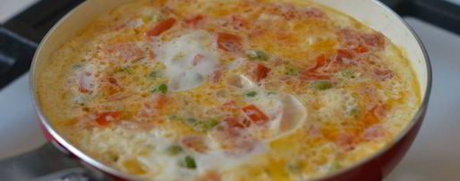 Шаг 7: яичницы с помидорами и зеленым горошком