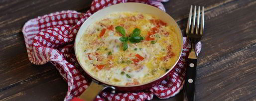 Шаг 8: яичницы с помидорами и зеленым горошком