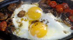 Рецепт Яичницы с шампиньонами и помидорами