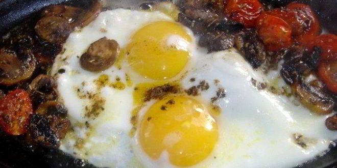 Рецепт яичницы с шампиньонами и помидорами
