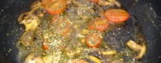 Шаг 1: яичницы с шампиньонами и помидорами