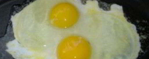 Шаг 2: яичницы с шампиньонами и помидорами