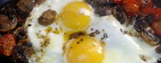 Шаг 3: яичницы с шампиньонами и помидорами